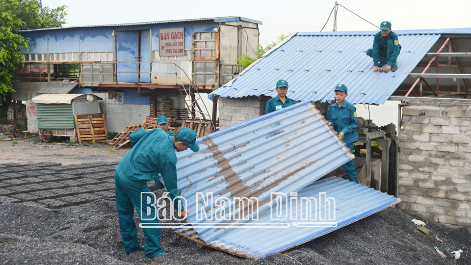 Lực lượng chức năng tháo dỡ công trình vi phạm hành lang đê điều trên tuyến đê hữu sông Hồng đoạn qua thị trấn Cổ Lễ (Trực Ninh).