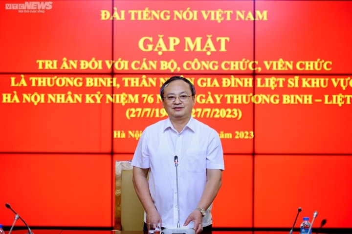 Ông Đỗ Tiến Sỹ, Ủy viên Trung ương Đảng, Tổng Giám đốc Đài Tiếng nói Việt Nam phát biểu tại buổi gặp mặt.