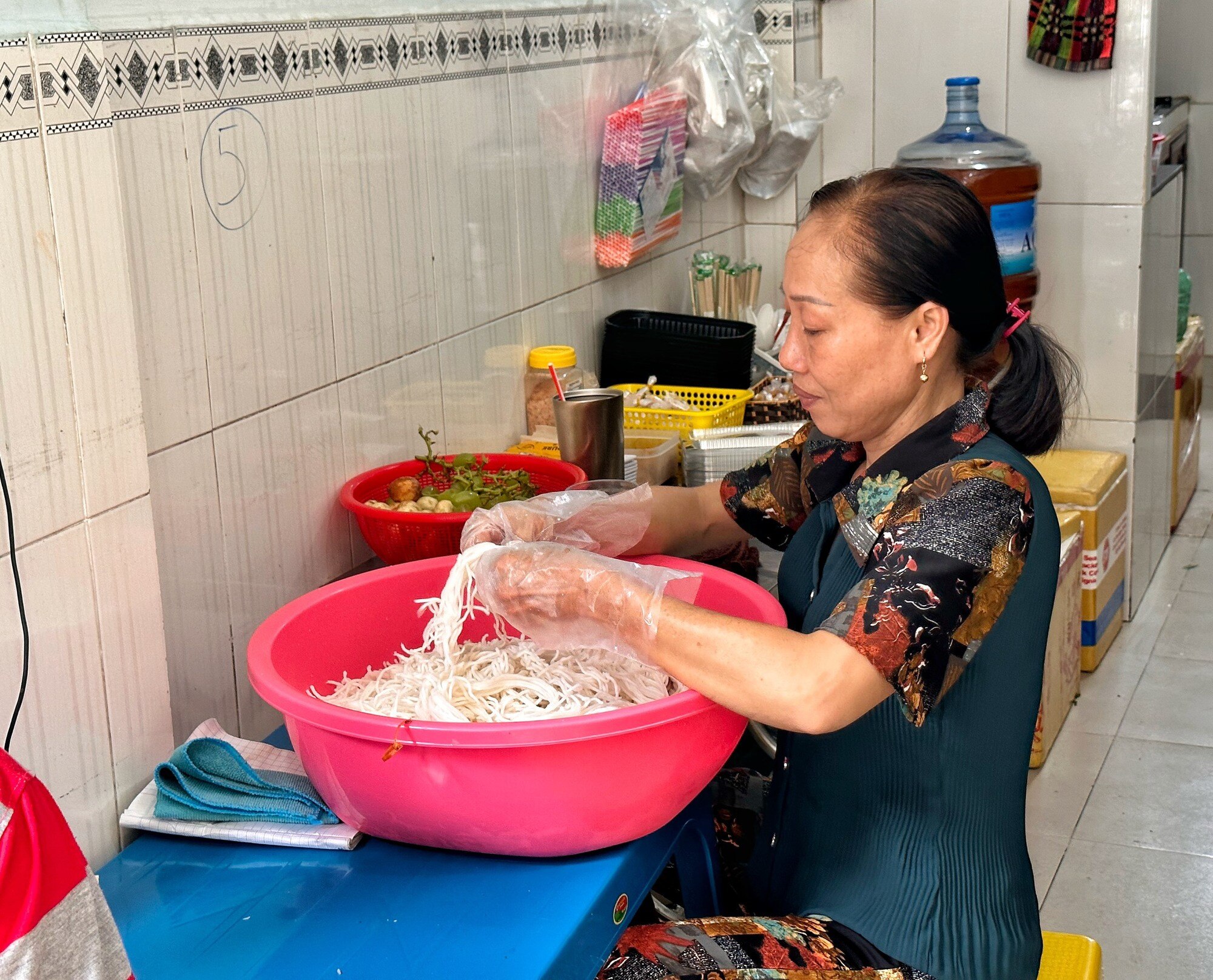 Cô Xíu ‘chịu chơi' lên TP.HCM bán bánh tằm cay Cà Mau: Thầy hiệu trưởng... phụ quán - Ảnh 2.