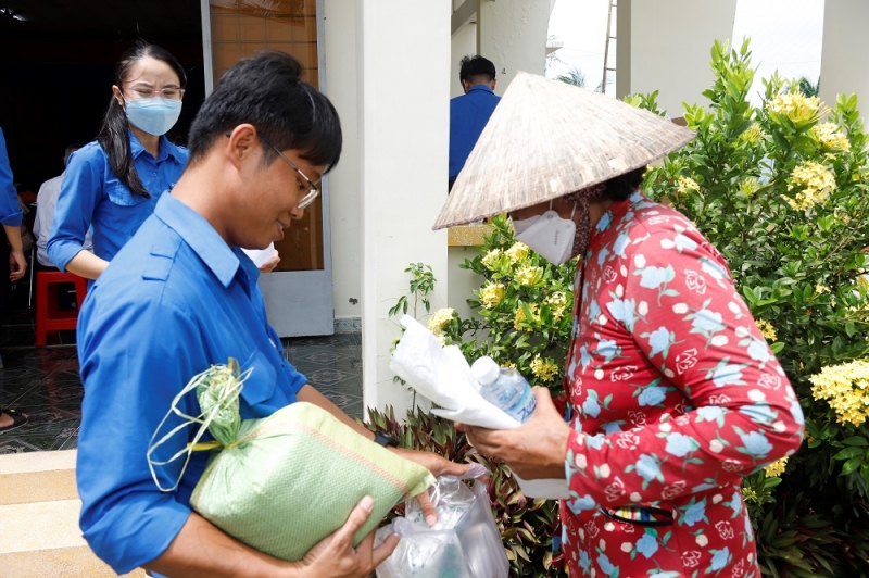 Chương trình tổ chức tặng những phần quà ý nghĩa đến tay người dân.