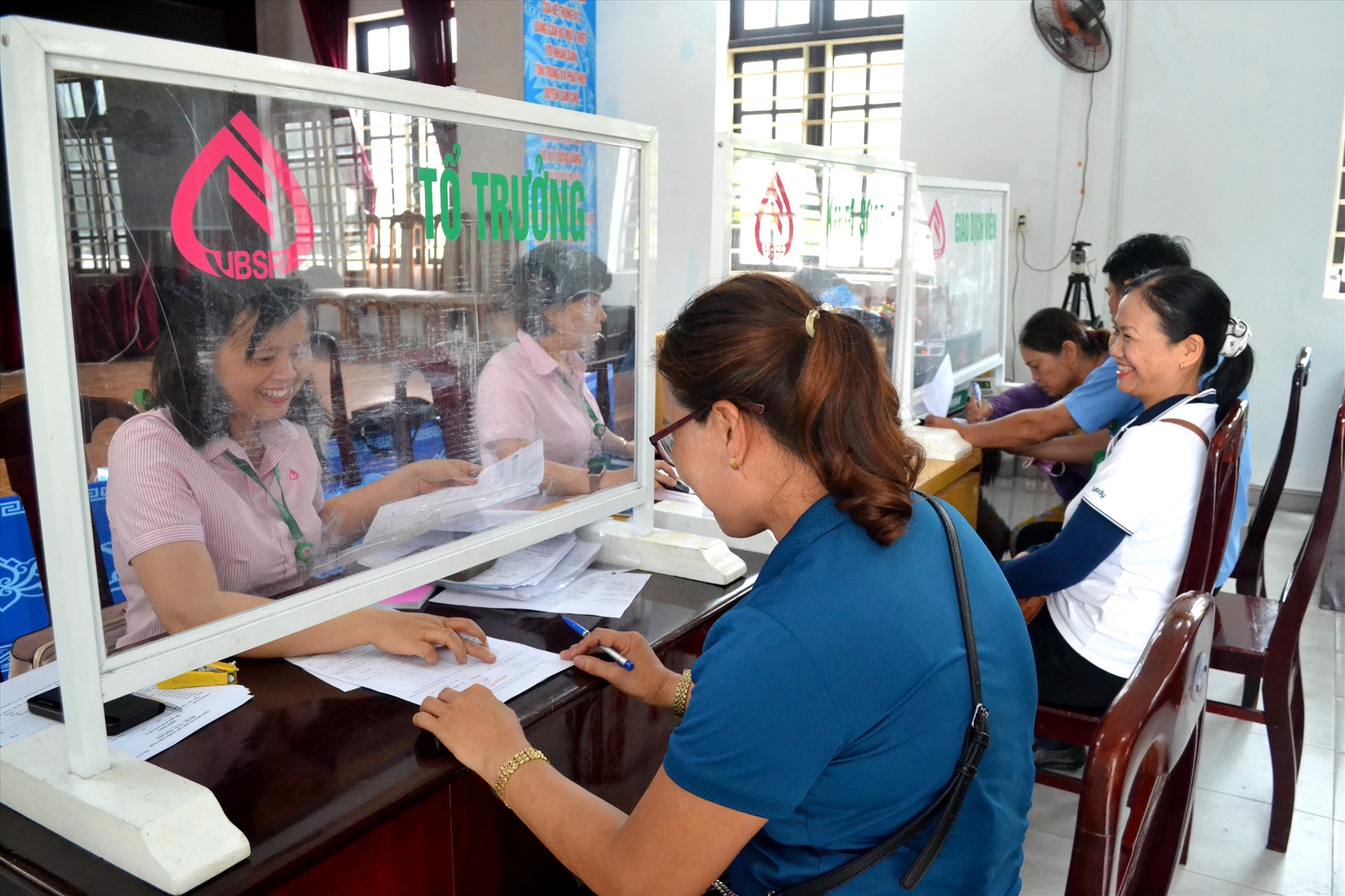 Chi nhánh Ngân hàng CSXH tỉnh đưa vốn đến hộ nghèo, chính sách tại điểm giao dịch phường Cẩm An (Hội An). Ảnh: Q.VIỆT