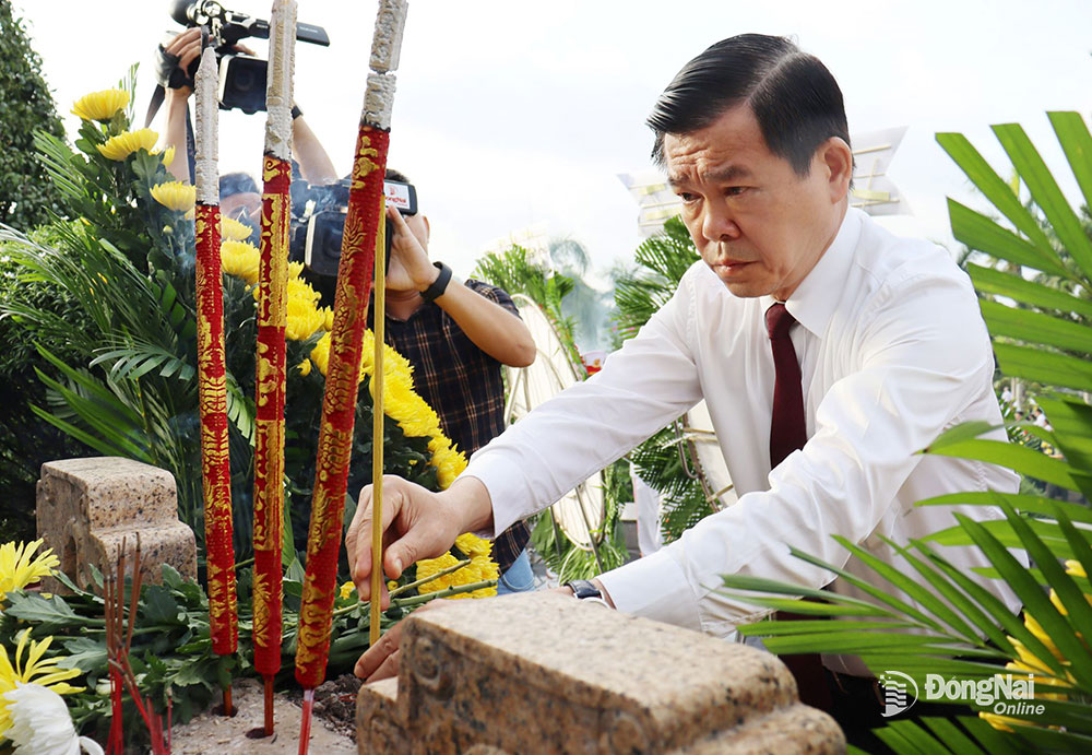 Bí thư Tỉnh ủy Nguyễn Hồng Lĩnh dâng hương Đài liệt sĩ tại Nghĩa trang liệt sĩ tỉnh