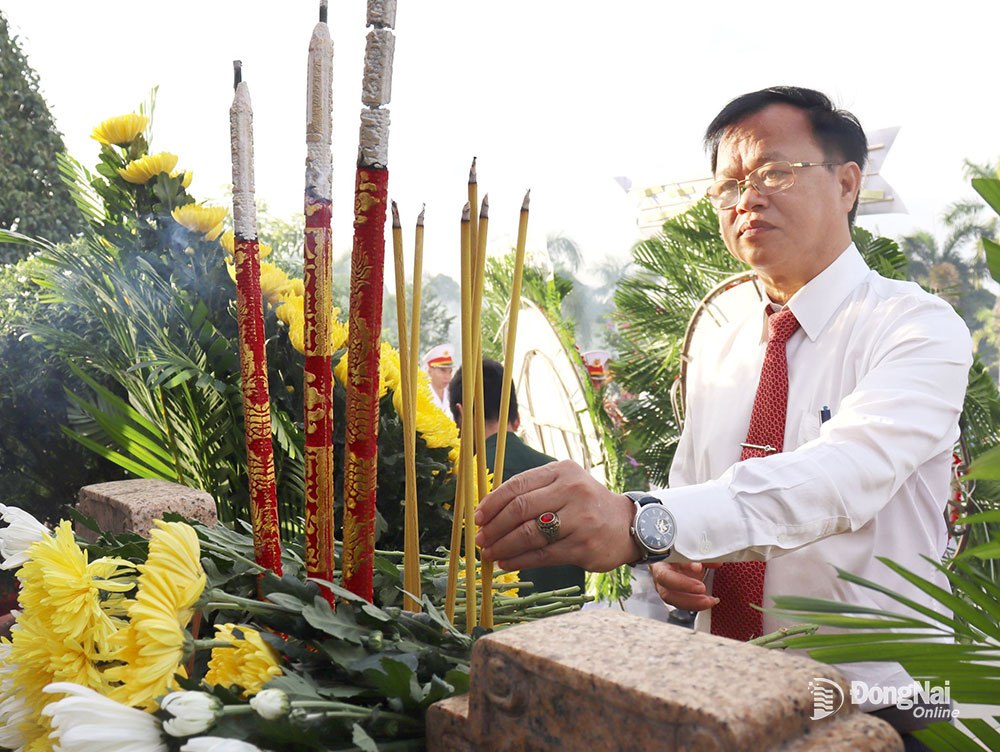 Phó bí thư Tỉnh ủy, Chủ tịch UBND tỉnh Cao Tiến Dũng dâng hương viếng liệt sĩ tại Nghĩa trang liệt sĩ tỉnh