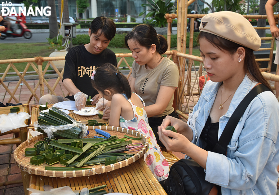 Một không gian trải nghiệm bánh ít, bánh xu xê cũng rất thu hút các bạn trẻ. Ảnh: THU HÀ