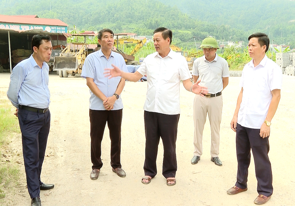 Chủ tịch UBND tỉnh Nguyễn Văn Sơn kiểm tra khu quy hoạch xây dựng chợ trung tâm thị trấn Yên Minh.
