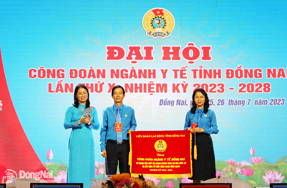 Phó chủ tịch Liên đoàn Lao động tỉnh Bùi Thị Nhàn tặng tặng cờ thi đua xuất sắc cho Công đoàn ngành Y tế