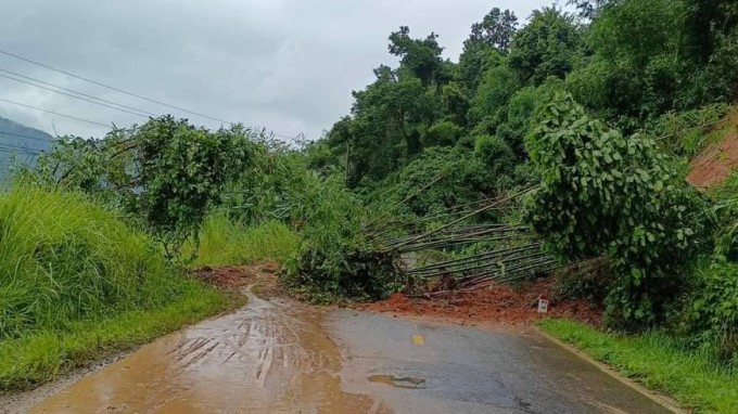 Điểm sạt lở nặng trên đèo Đa Mi chưa được dọn dẹp, xe không thể qua lại. Ảnh: K Chung