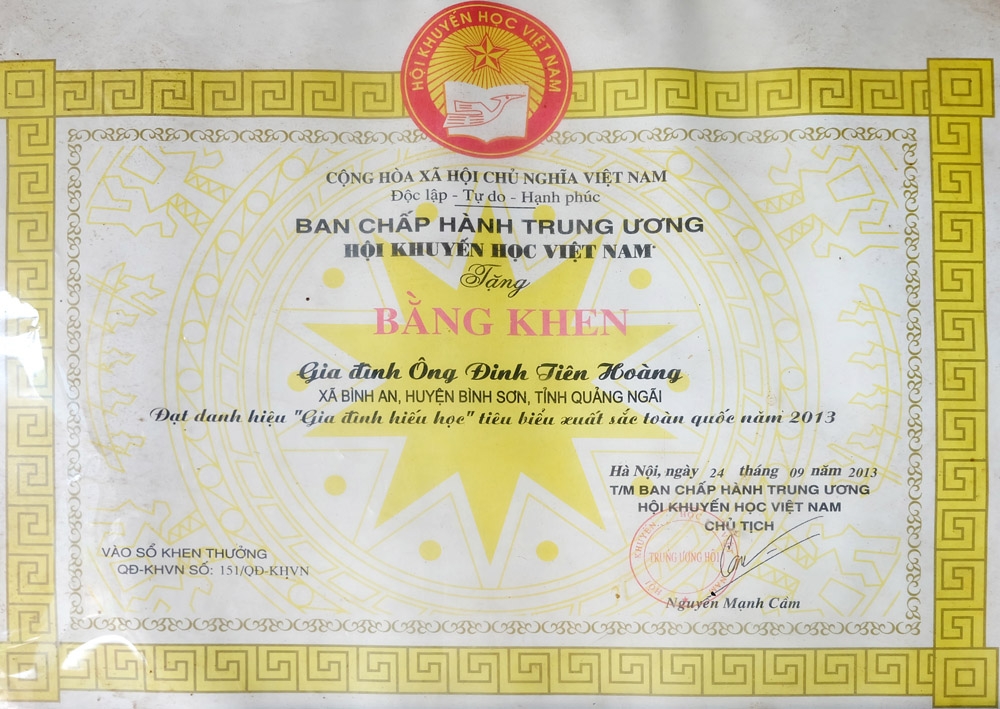 Bằng khen do Ban Chấp hành Trung ương Hội Khuyến học Việt Nam tặng gia đình ông Hoàng. Ảnh: Bảo Hòa