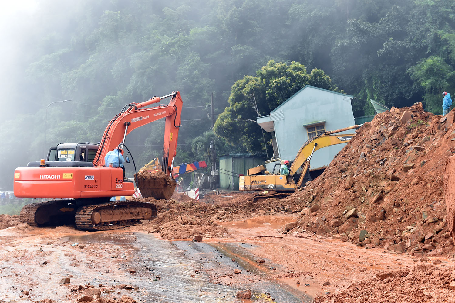 Phó Thủ tướng Trần Lưu Quang đến hiện trường kiểm tra, chỉ đạo khắc phục hậu quả vụ sạt lở nghiêm trọng tại Lâm Đồng - Ảnh 2.