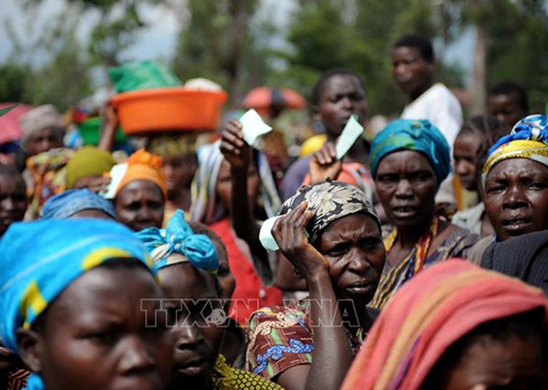 Người dân chờ nhận lương thực cứu trợ tại Kivu, CHDC Congo. 