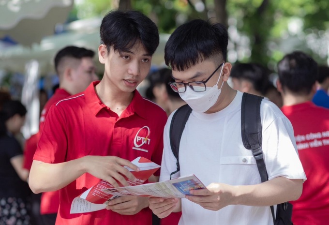 Sinh viên tìm hiểu ngành học của Học viện Công nghệ Bưu chính Viễn thông trong sự kiện về tuyển sinh hôm 22/7. Ảnh: Fanpage nhà trường