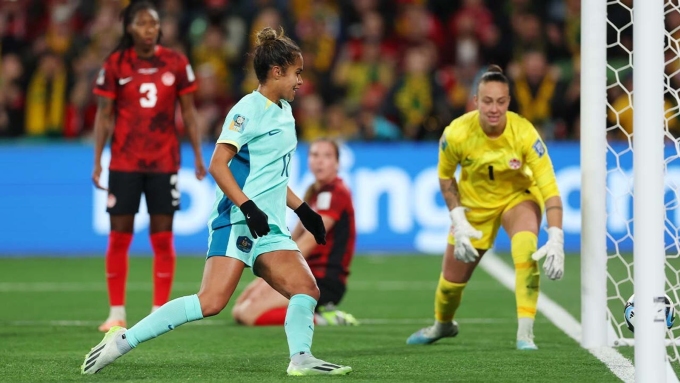 Mary Fowler ghi bàn nâng tỷ số lên 3-0 cho Australia trước Canada. Ảnh: Fox Sports