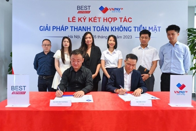 Ông Devin Fan - Tổng giám đốc BEST Express Việt Nam và ông Ngô Anh Tuấn, Giám đốc VNPAY-QR trao ký kết hợp tác. Ảnh: Giang Huy