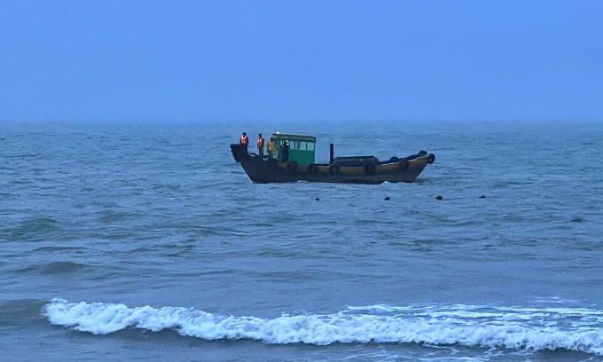 Một tàu gỗ đang chạy dọc biển Đồi Dương tìm kiếm nạn nhân chiều nay. Ảnh: Khải Nguyên