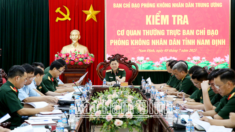 Thiếu tướng Phạm Trường Sơn, Phó Tổng Tham mưu trưởng Quân đội Nhân dân Việt Nam, Phó Trưởng Ban Chỉ đạo Phòng không nhân dân Trung ương chủ trì buổi kiểm tra. 