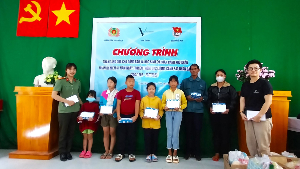 Trao tặng học bổng cho các em học sinh khó khăn vượt khó