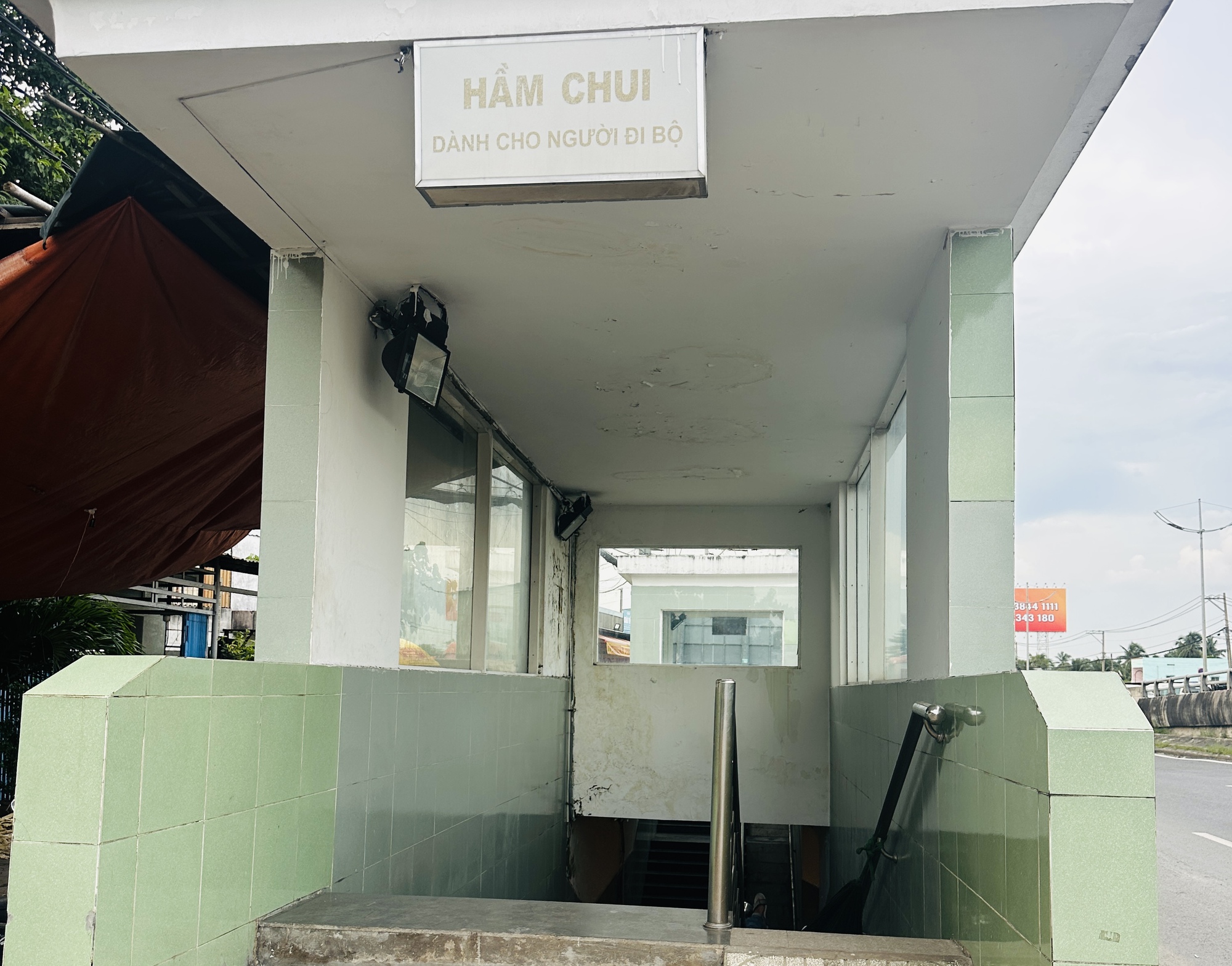 'Bí mật' dưới các hầm bộ hành ở Bình Chánh - Ảnh 1.