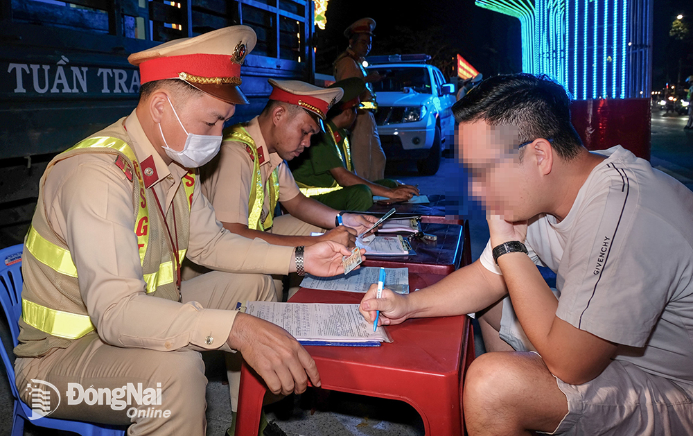 Công an TP.Biên Hòa lập biên bản người vi phạm nồng độ cồn khi lưu thông trên đường Võ Thị Sáu. Ảnh: Đ.Tùng