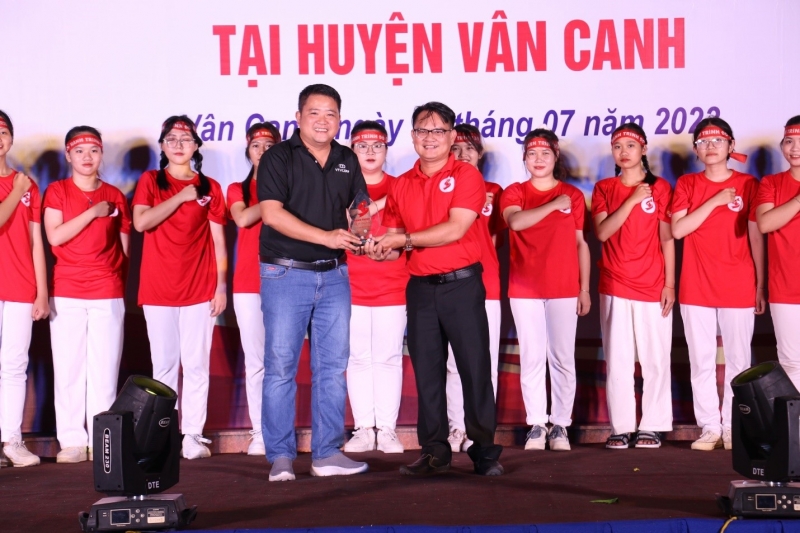 Ông Nguyễn Tuấn Khởi - Tổng giám đốc Công ty VTV Corp, Phó trưởng ban Ban Tổ chức Hành trình Đỏ Trung ương tặng biểu trưng Hành trình Đỏ cho ông Nguyễn Xuân Việt - PCT Thường trực UBND huyện Vân Canh, Trưởng ban Ban Tổ chức chương trình Hành trình đỏ huyện Vân Canh  tại đêm gala tại huyện Vân Canh.