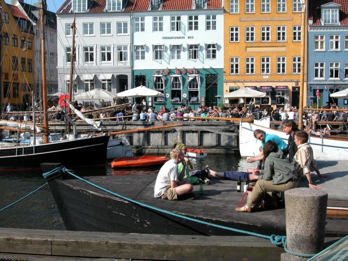 Copenhagen, Đan Mạch kín khách mùa hè. Ảnh: CNN