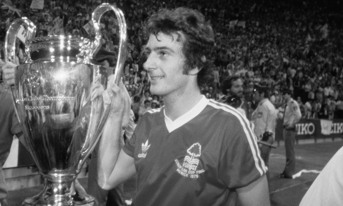 Francis nâng cup C1 châu Âu - tiền thân của Champions League - trong màu áo Nottingham Forest năm 1979. Ảnh: nottinghamforest.co.uk