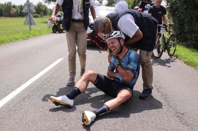 Cavendish đau đớn vì chấn thương sau tai nạn ở chặng 8 Tour de France 2023. Ảnh: AFP