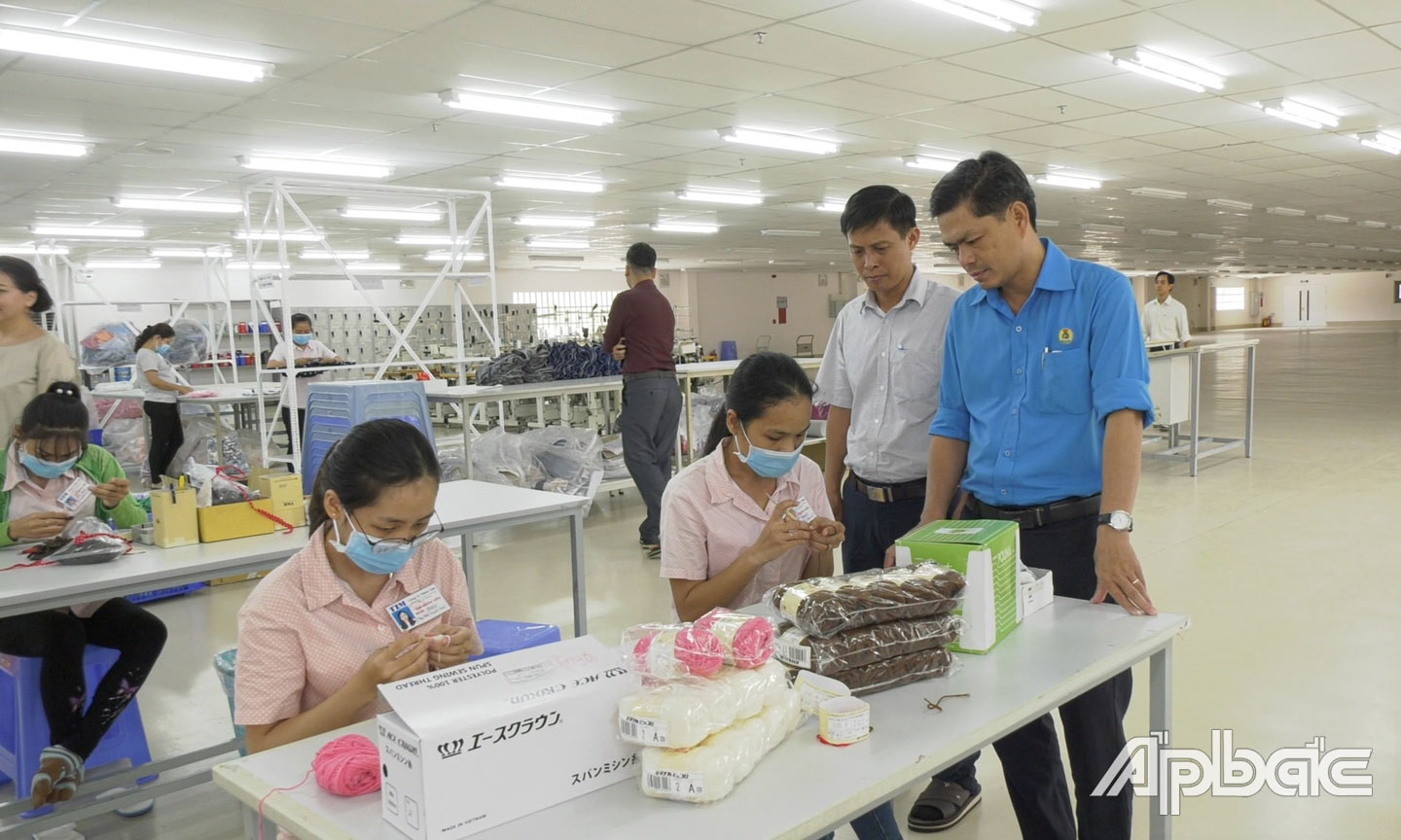 LĐLĐ huyện Cai Lậy phối hợp giám sát việc thực hiện pháp luật về lao động tại doanh nghiệp.