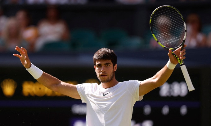 Alcaraz mừng điểm trong trận thắng Djokovic 3-2 ở chung kết Wimbledon tại London, Anh ngày 16/7/2023. Ảnh: Reuters