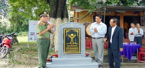 Trung tướng Châu Văn Mẫn cùng các đại biểu kéo băng khánh thành bia công nhận Cây di sản.