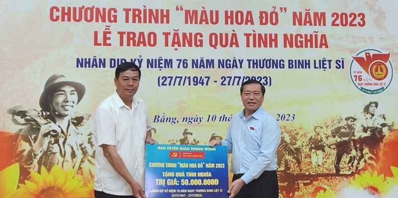 chuong trinh mau hoa do trao qua tang cac gia dinh chinh sach nhan ngay thuong binh liet si hinh 1