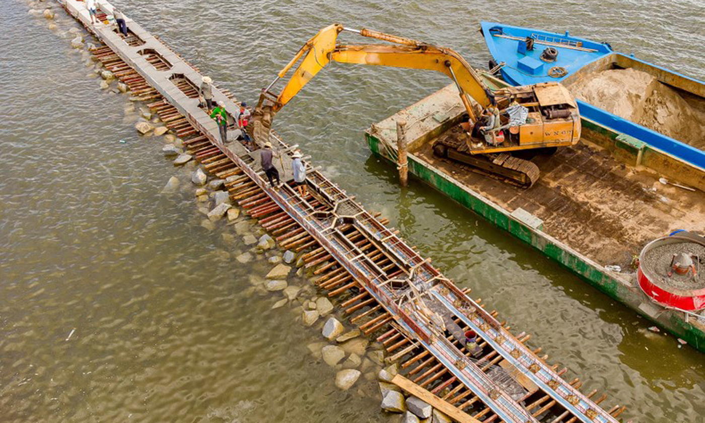 Công trình khẩn cấp chống sạt lở kè bờ Vàm Đá Bạc góp phần bảo vệ đê. Ảnh: Nhật Minh