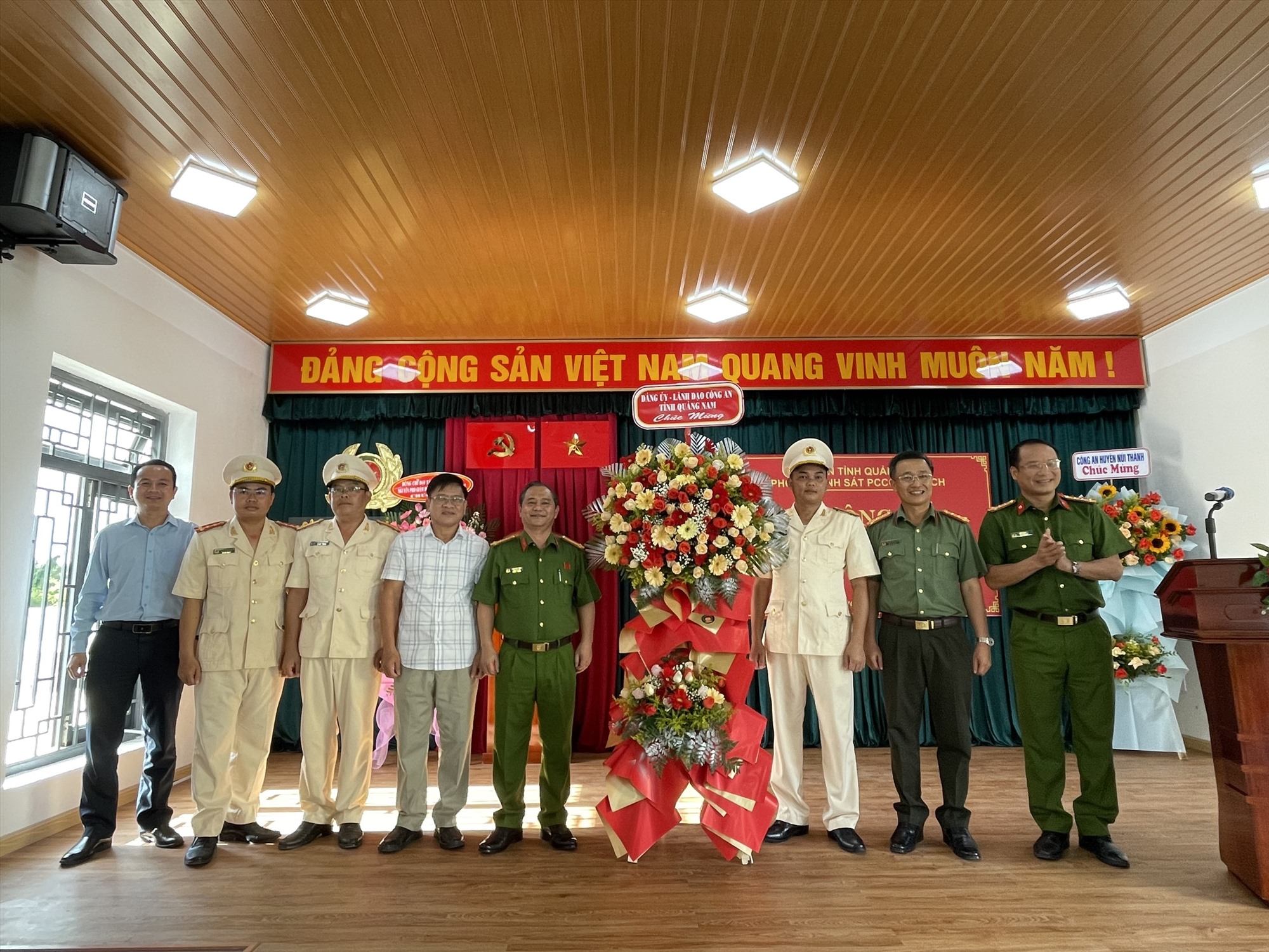 Lãnh đạo Công an tỉnh, huyện Núi Thành tặng hoa chúc mừng Đội