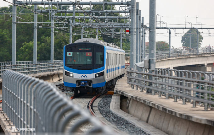 Đoàn tàu thuộc Metro số 1 chạy thử đoạn trên cao hồi tháng 4. Ảnh: Quỳnh Trần