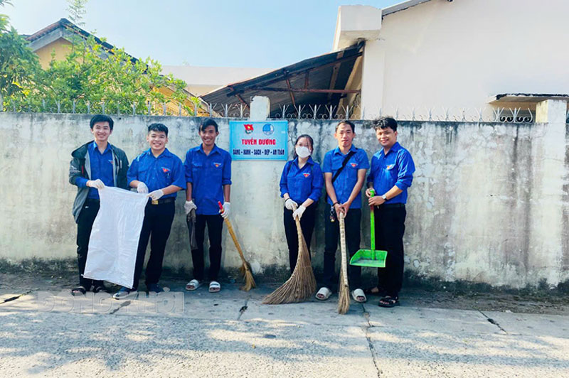 Đoàn Thanh niên Phường 4, TP. Bến Tre tham gia vệ sinh tuyến đường thanh niên tự quản. Ảnh: Thành Đoàn