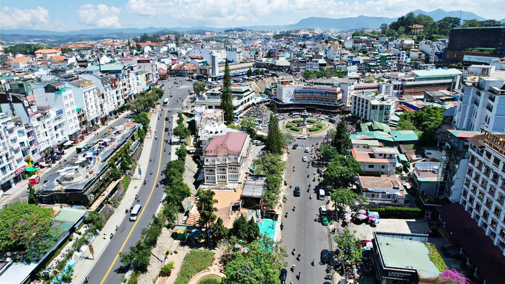 Lãnh đạo TP Đà Lạt nhận định tình trạng đậu, đỗ xe ô tô trên vỉa hè, đặc biệt là các khu vực trung tâm thành phố diễn ra phức tạp 