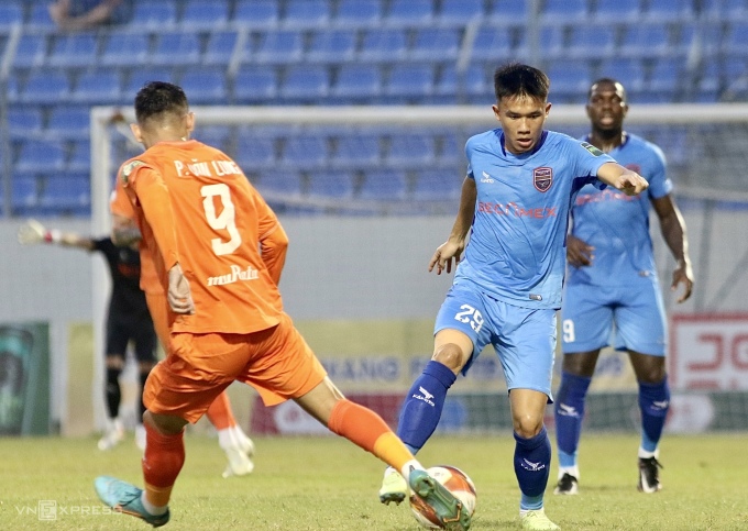 Đà Nẵng (áo cam) và Bình Dương (áo xanh) hoà 1-1 ở giai đoạn một V-League 2023. Ảnh: Viết Định