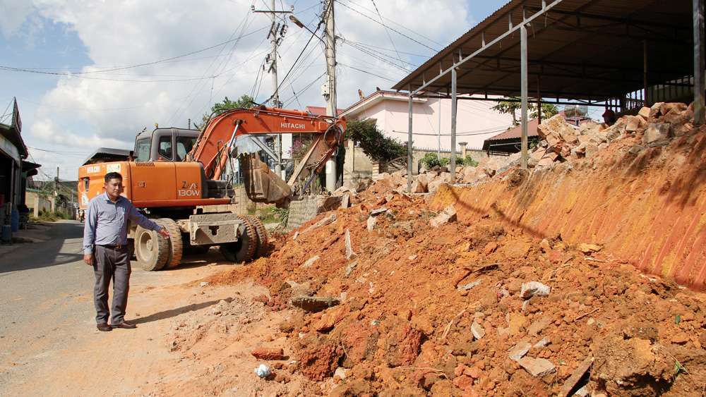 Qua công tác dân vận, người dân Lạc Dương đã tích cực hiến đất để thi công các tuyến đường giao thông