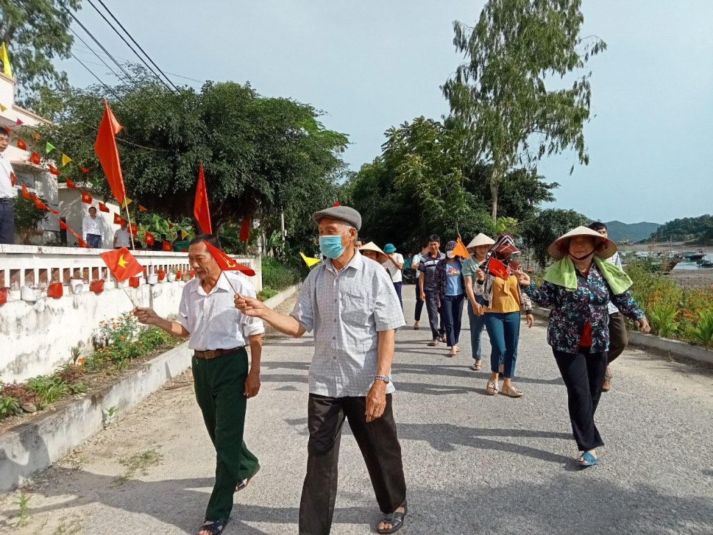 Người dân thôn Ngọc Nam, xã đảo Ngọc Vừng (Vân Đồn) hân hoan đi bầu cử trưởng thôn nhiệm kỳ 2022-2025. Ảnh: Mạnh Trường