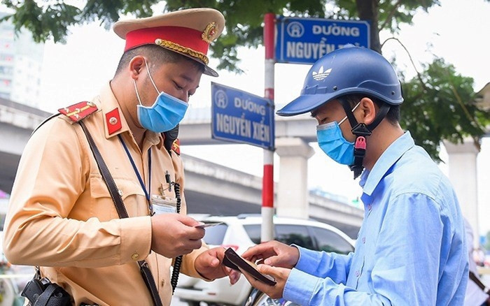 Theo quy định hiện hành, CSGT có quyền kiểm tra giấy tờ của người ngồi sau xe máy. Ảnh minh hoạ