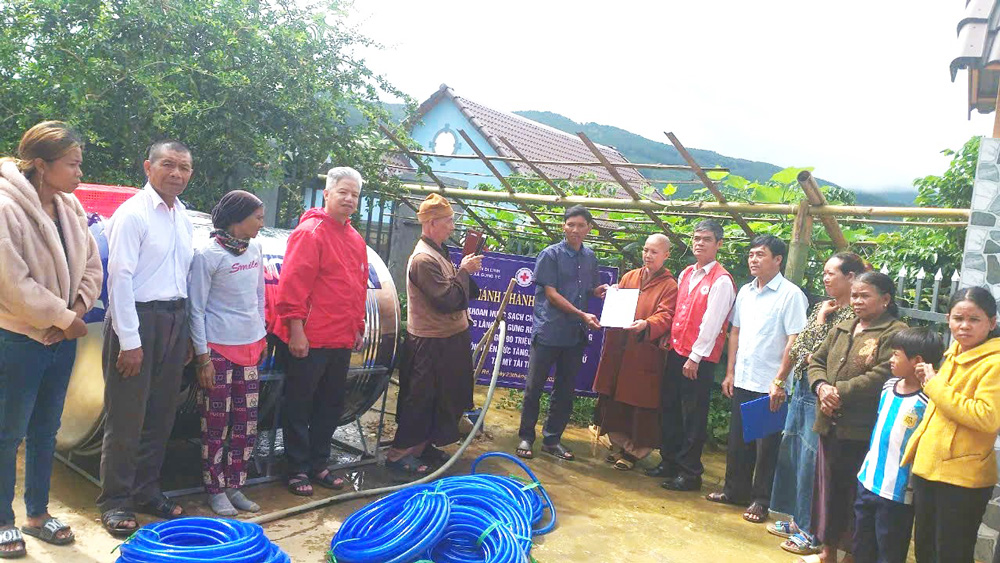 Bàn giao 2 công trình giếng khoan cho bà con đồng bào dân tộc thiểu số thôn Hàng Làng