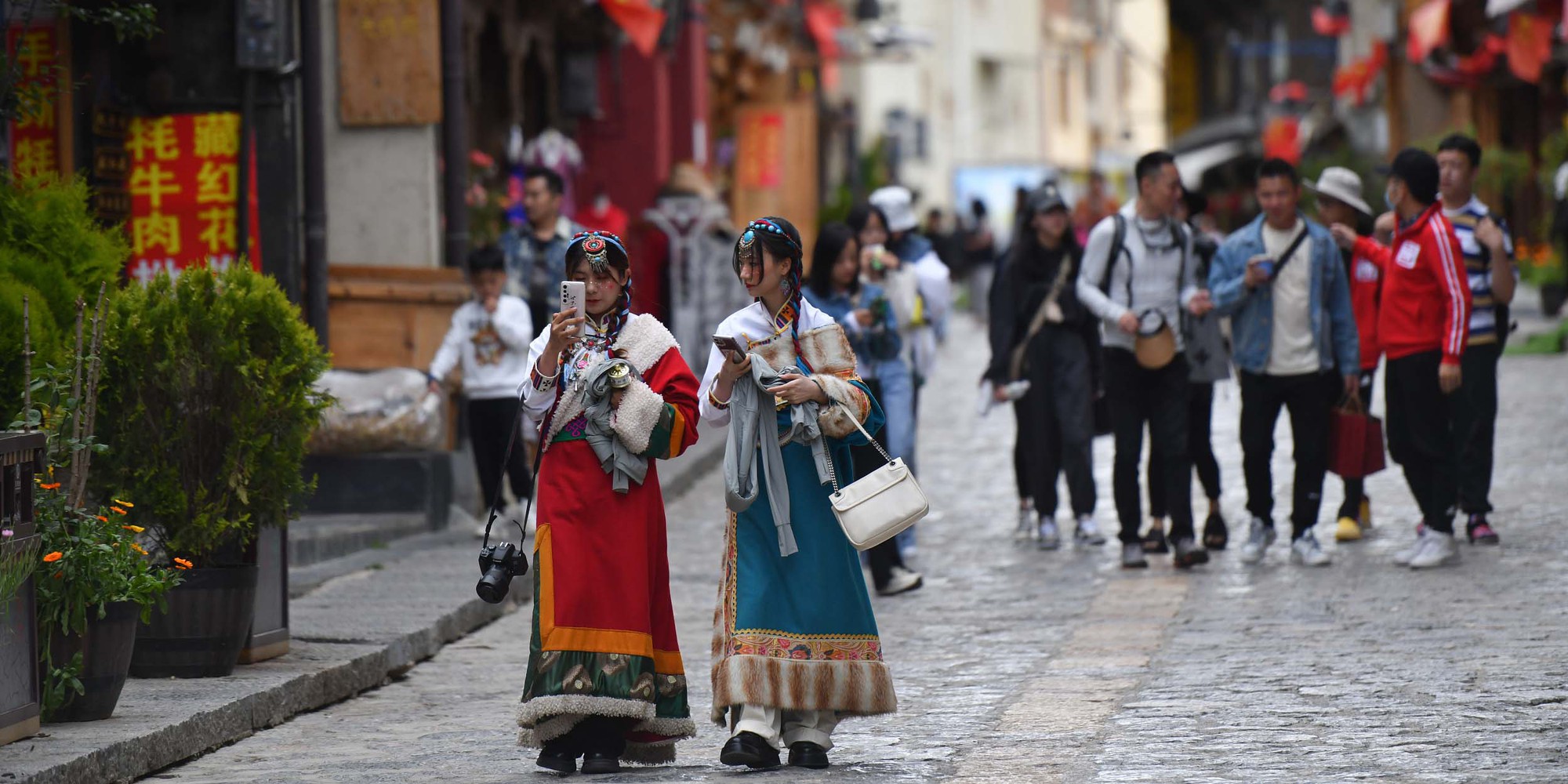 Chuyện lạ: Công ty du lịch cấm nhà báo, luật sư... mua tour - Ảnh 1.