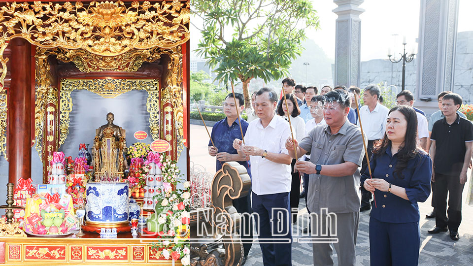 Đồng chí Lê Quốc Chỉnh, Phó Bí thư Thường trực Tỉnh ủy, Chủ tịch HĐND tỉnh, Trưởng đoàn Đoàn đại biểu Quốc hội tỉnh và các đại biểu dâng hương tại Đền thờ Bác Hồ, tỉnh Sơn La.