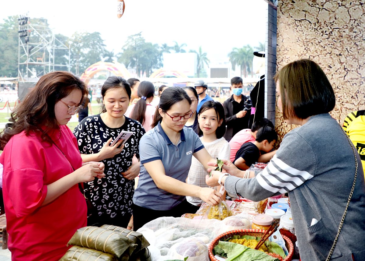 Người dân và du khách tìm hiểu, mua sắm sản phẩm tiêu biểu của tỉnh.