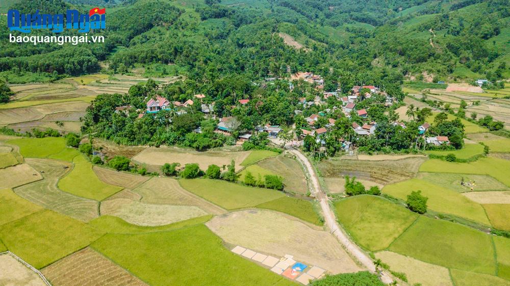 Một góc làng Tà Ma dưới chân núi Cà Vang, ở thôn Làng Rê, xã Sơn Kỳ (Sơn Hà). 
Ảnh: ĐOÀN VƯƠNG QUỐC