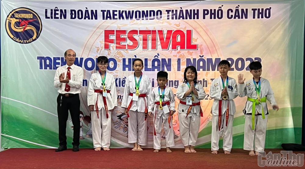 Các võ sinh nhận huy chương tại Festival Taekwondo hè năm 2023.