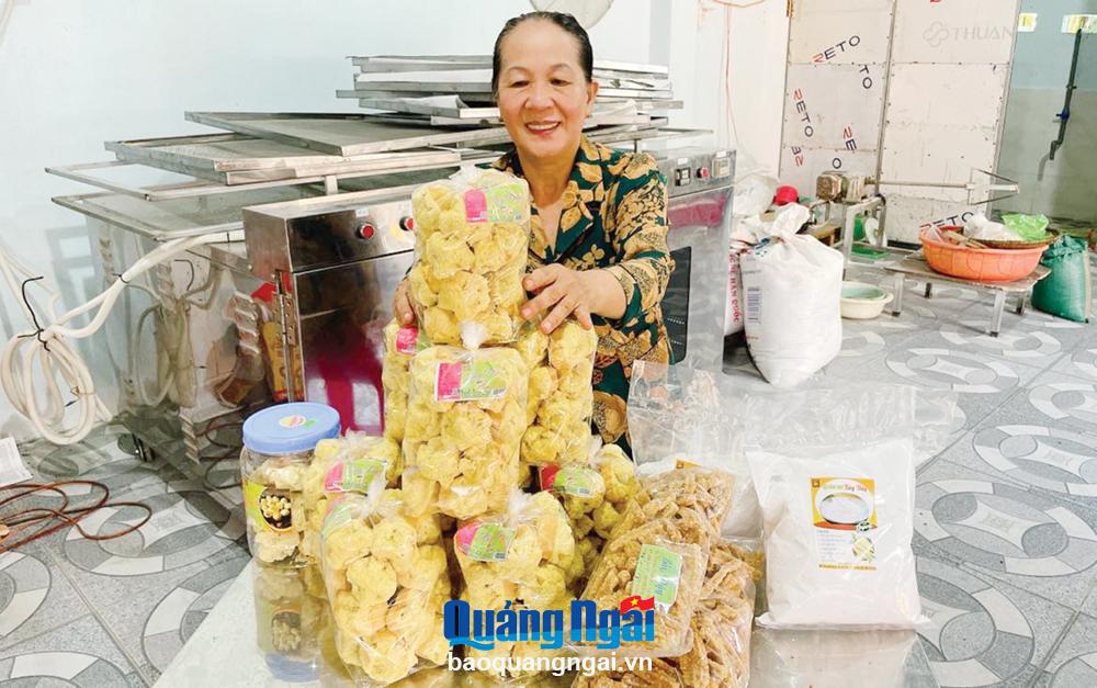 Bánh thuẫn, bánh mè ở cơ sở của bà Trần Thị Lợi, ở thôn Vùng 4, xã Phổ Thuận (TX.Đức Phổ) luôn giữ được hương vị truyền thống.    