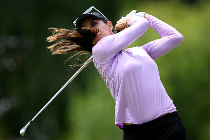 Reto phát bóng ở vòng 1 Evian Championship. Ảnh: AP