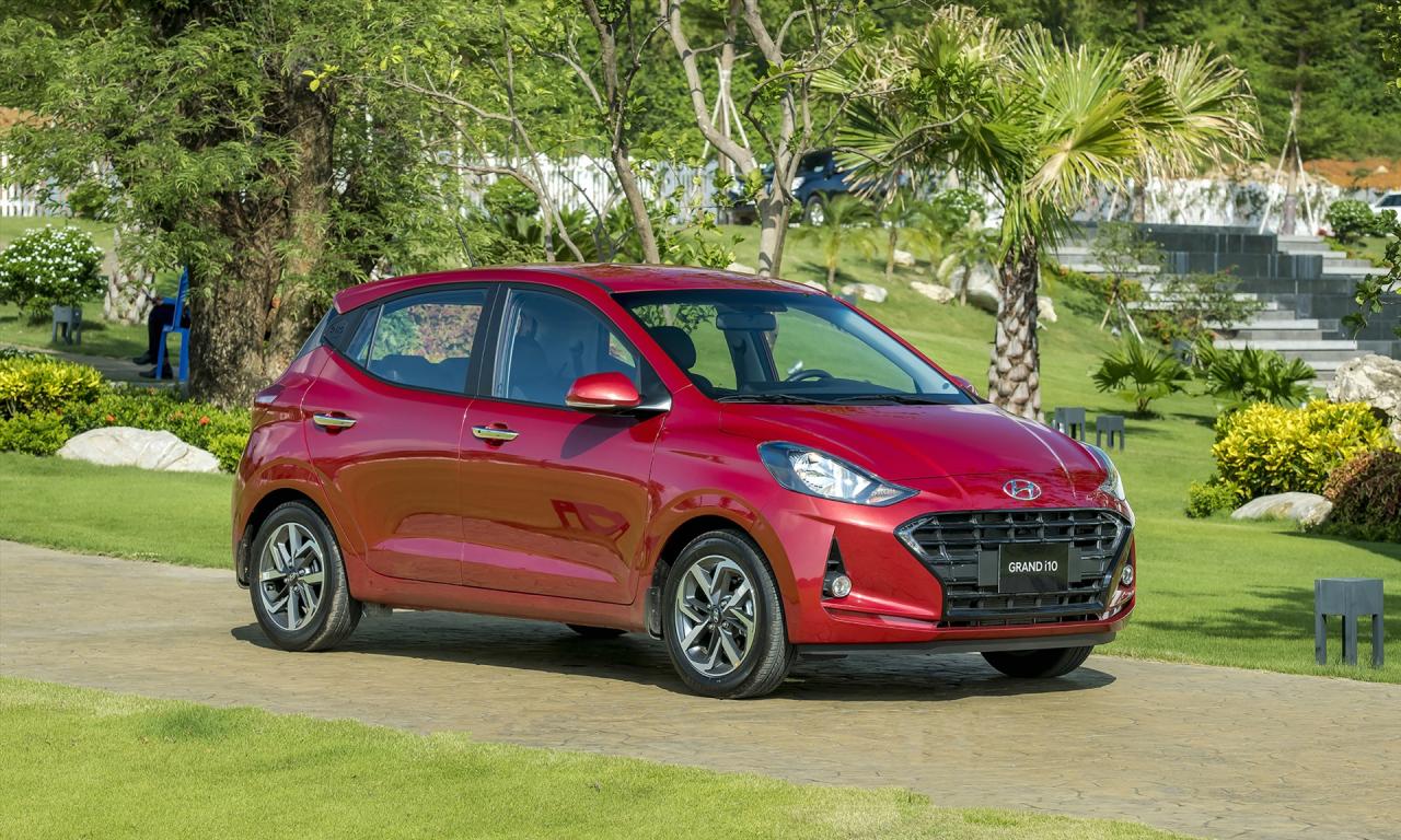 Hyundai Grand i10 từng là mẫu ôtô có giá bán thấp nhất thị trường ôtô Việt. Ở phiên bản hatchback số sàn tiêu chuẩn, giá niêm yết của Hyundai Grand i10 chỉ là 360 triệu đồng. Phiên bản đắt nhất của Grand i10 là sedan số tự động khi khách hàng phải bỏ ra số tiền 455 triệu đồng để sở hữu xe. Hyundai Grand i10 được trang bị động cơ Kappa 1.2L cho công suất tối đa 83 mã lực cùng mô-men xoắn cực đại 114 Nm. Hyundai Grand i10 có 2 biến thể (sedan, hatchback) cùng tổng cộng 6 phiên bản để khách hàng Việt Nam lựa chọn. Ảnh: TC Group.