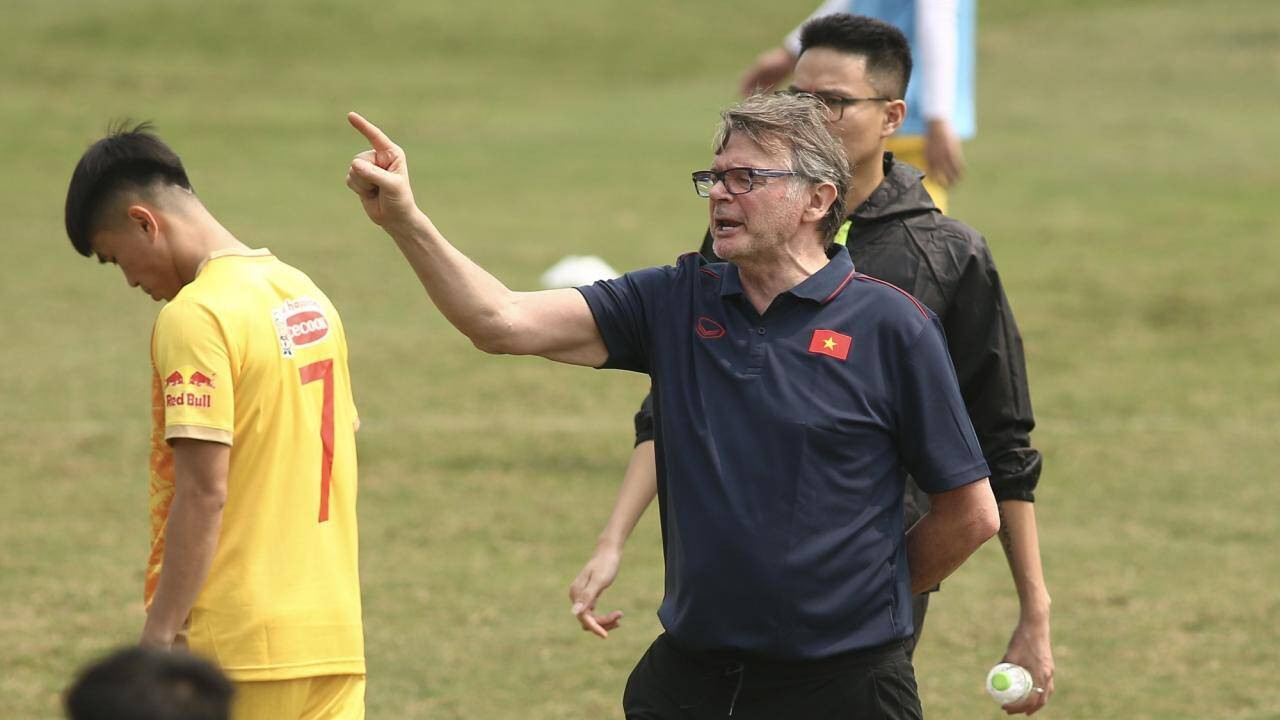 hlv philippe troussier mang liều thuốc đắng cho bóng đá việt nam