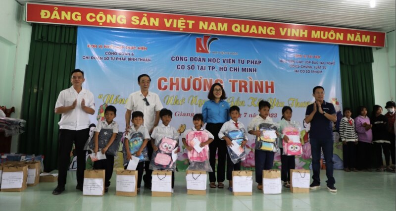 Đoàn trao quà cho các em học sinh có hoàn cảnh khó khăn vượt khó đã có thành tích tốt trong học tập địa bàn xã Đông Giang, (huyện Hàm Thuận Bắc, tỉnh Bình Thuận).